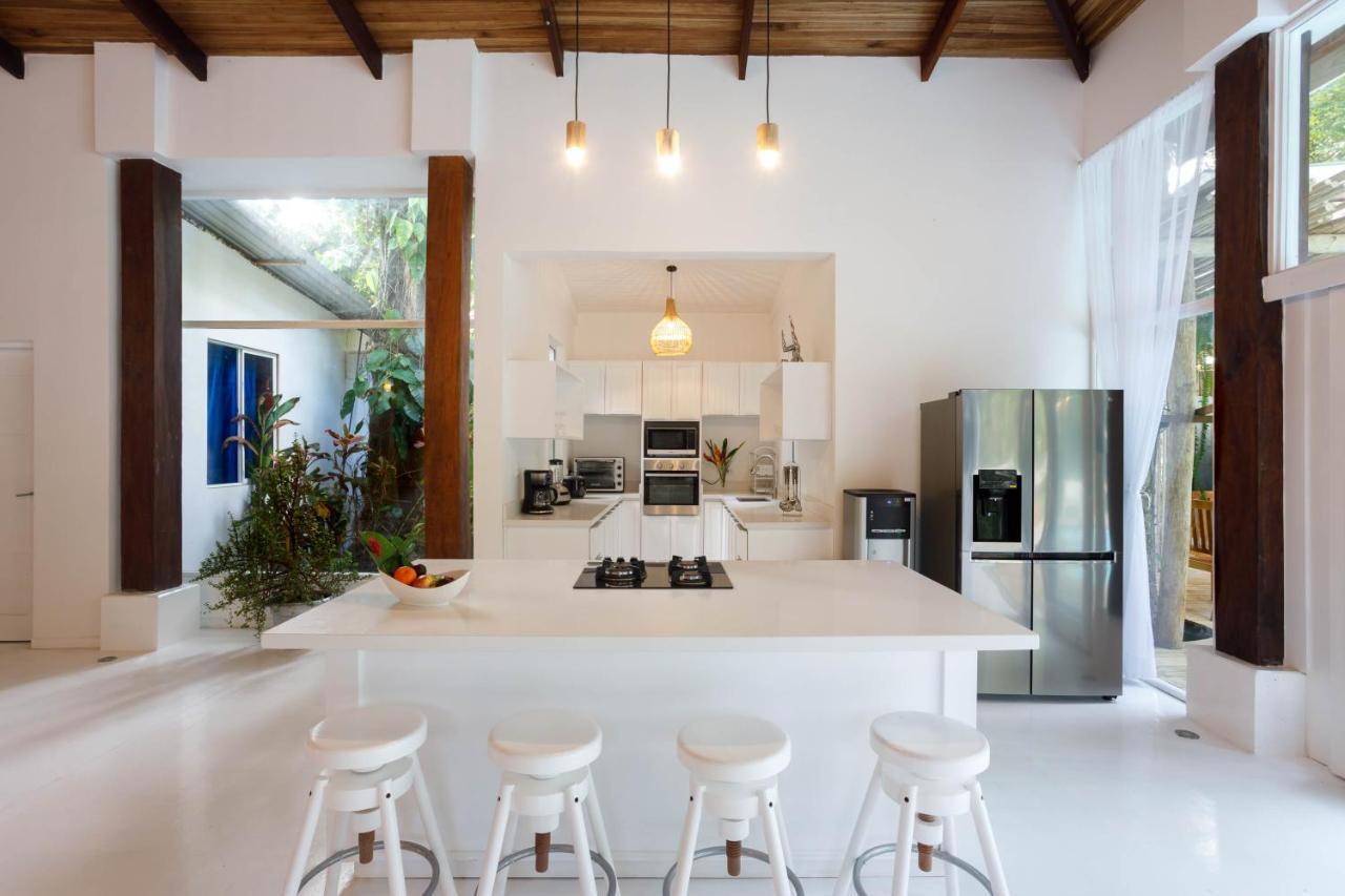Gigi Brown Villa Frida Beachfront Puerto Viejo de Talamanca 외부 사진